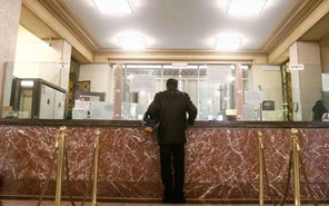 Ο καταθέτης, ο ταμίας της τράπεζας, και τα μετρητά
